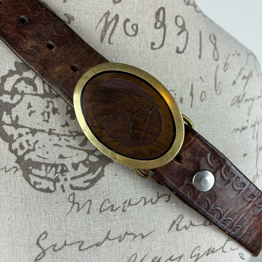 Leather belt in brown with wood etched horse head/brass buckle-33-38” waist - Picture 4 of 11